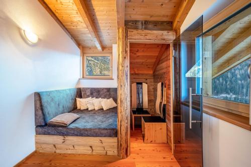 a room with a bench in a tiny house at Kreuzplonhof Apt Dorfblick in Luson