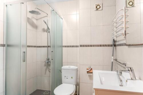 a bathroom with a shower and a toilet and a sink at Calle Apolo 3 in Torrevieja