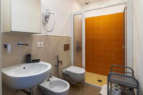 a bathroom with a white sink and a toilet at Villa Vani - Appartamento 1 in Marina di Ragusa