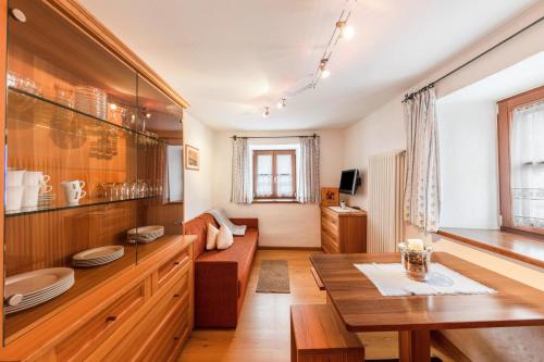 a living room with a couch and a table at Florerhof Ferienwohnung Rose in Vols am Schlern