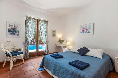 a bedroom with a bed and a desk and a window at Villa Elisabeth in Fréjus