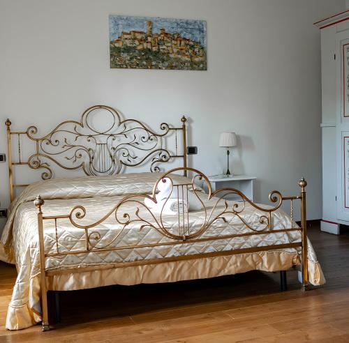 a bed in a bedroom with a white wall at Villa Arnilù in San Gimignano