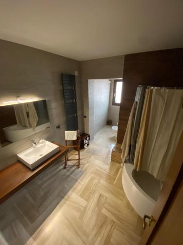 a bathroom with a sink and a bath tub at Dall'alba al Tramonto in Alezio
