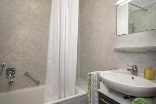 a bathroom with a sink and a shower and a sink at Fewo Eg Links - Hunde erlaubt in Oberteuringen