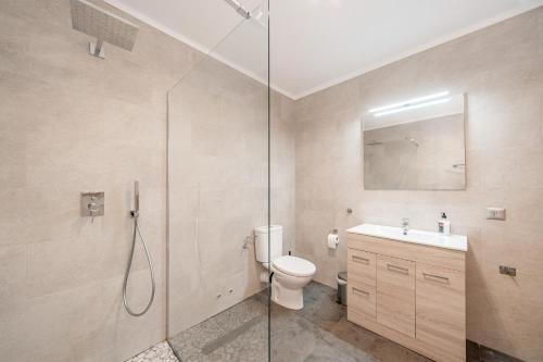 ein Badezimmer mit Dusche, Toilette und Waschbecken in der Unterkunft C'an Crespí in Consell