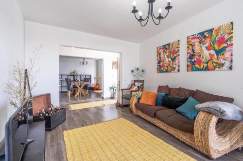 a living room with a couch and a tv at Casa de Campo Serrão in Calheta