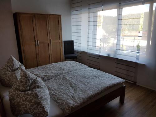 ein Schlafzimmer mit einem Bett, einer Kommode und einem Fenster in der Unterkunft Ruth in Dahn