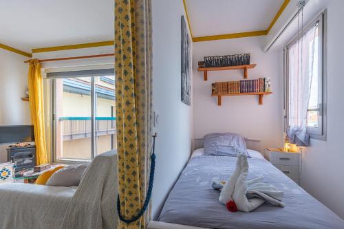 a bedroom with a bed and a window at Studio cabine centre ville in Arcachon