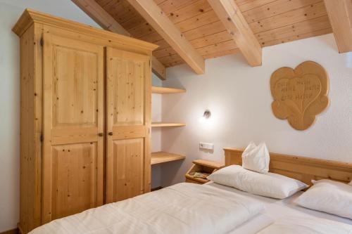 a bedroom with two beds and a heart on the wall at Kranebitterhof Apt Alpenrose in Valdaora