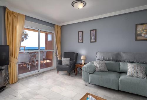 Fantastic beachfront apartment photo 14