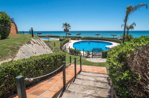 Fantastic beachfront apartment photo 11