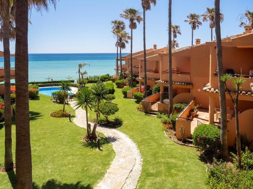 Fantastic beachfront apartment photo 23