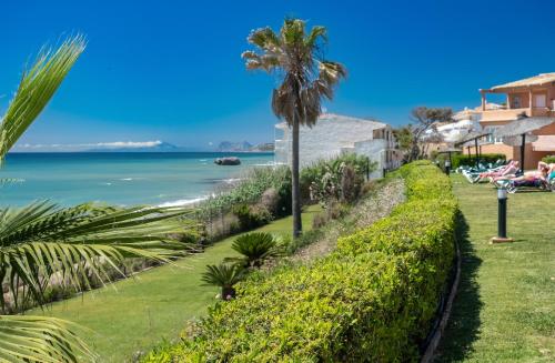 Fantastic beachfront apartment photo 36