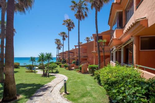 Fantastic beachfront apartment photo 24