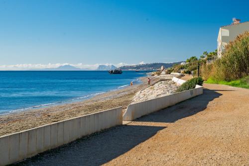 Fantastic beachfront apartment photo 35