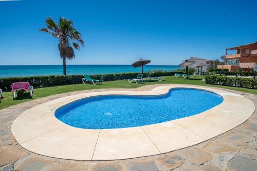 Fantastic beachfront apartment photo 25