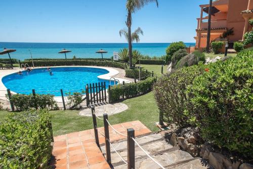 Fantastic beachfront apartment photo 28