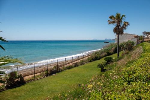 Fantastic beachfront apartment photo 37