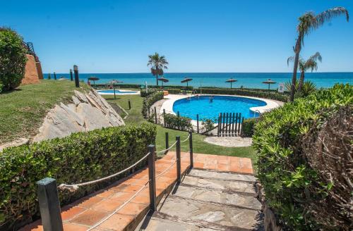 Fantastic beachfront apartment photo 26