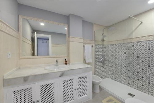 Fantastic beachfront apartment photo 18