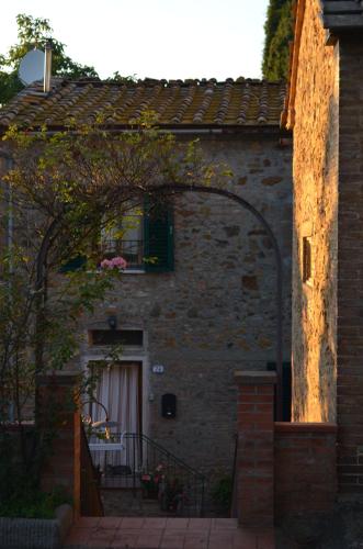 a brick house with an archway in front of it at Agriturismo Le Case di San Vivaldo in Montaione