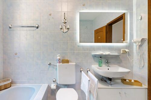 a bathroom with a tub and a sink and a toilet at Casa Conte in Mörlenbach