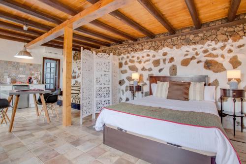 a bedroom with a bed in a room with a kitchen at Estudio Pu in La Vegueta