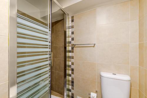 a bathroom with a toilet and a shower at Fração D'ouro By Sesimbra in Sesimbra