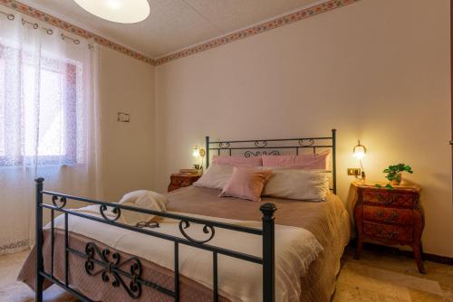 a bedroom with a bed and a window at Appartamento Anita in Capoliveri