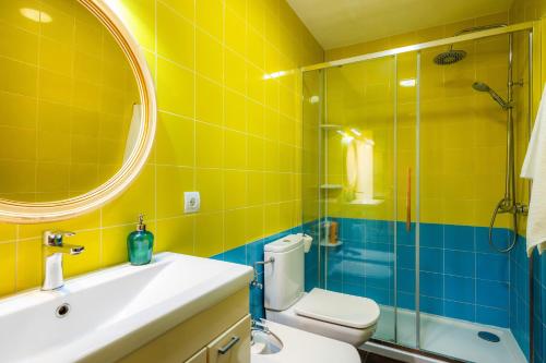 a bathroom with a toilet and a sink and a shower at Casa Arts 50 in Campos