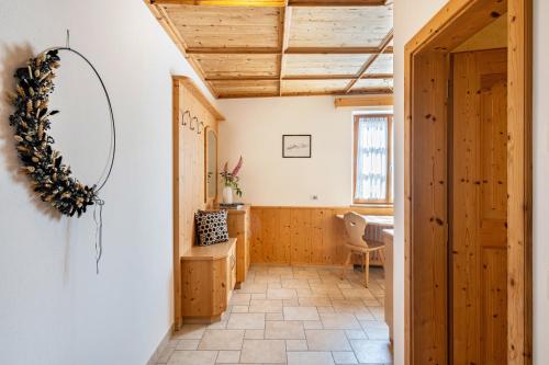 a room with a hallway with a table and a mirror at Schreiberhof Panorama in Laion