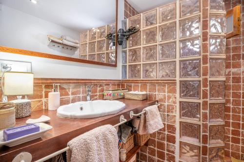 a bathroom with a sink and tiled walls at Casa Caimari in Caimari