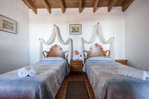 two beds sitting next to each other in a bedroom at La Cuadra de Arona in Arona