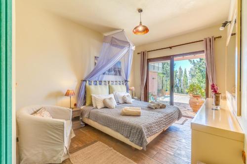 a bedroom with a bed and a window at Villa Faye in Gaios