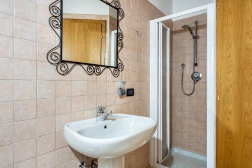 a bathroom with a sink and a mirror at Appartamenti Ride Home in Commezzadura