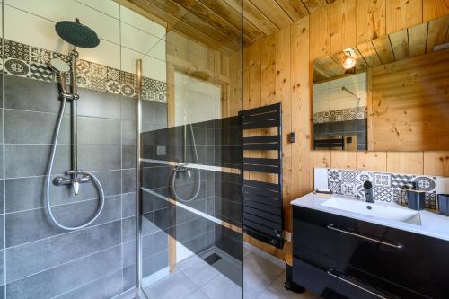 a bathroom with a shower and a sink at Chalet le Brusyna avec jacuzzi in Saint-Maurice-sur-Moselle