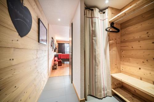 ein Flur mit holzgetäfelten Wänden und ein Zimmer in der Unterkunft Erin Roca immmobilier chatel boude in Châtel