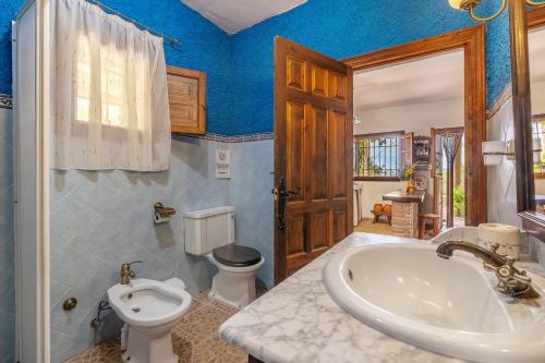 a bathroom with a white sink and a toilet at La Terrera in Órgiva
