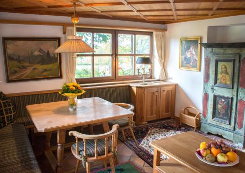 ein Wohnzimmer mit einem Tisch und einem Esszimmer in der Unterkunft Apartment Haus Salzburg Stadt in Salzburg