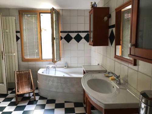a bathroom with a tub and a sink at Le Kiosque de Compostelle in Espaly-Saint-Marcel