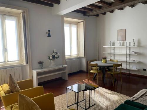 Spacious flat w wooden beams - Porta Venezia