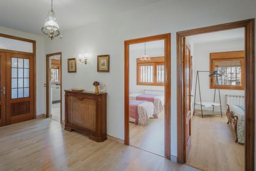 a room with a bedroom with a bed and a mirror at El Corcal in Triollo