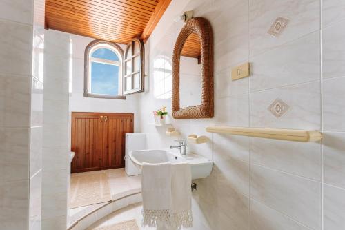a bathroom with a sink and a mirror at Soberania in Pula