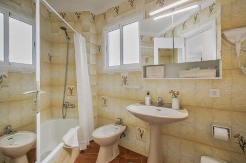 a bathroom with a sink and a toilet and a shower at Vv Tamara Sunset Suite in Tacoronte
