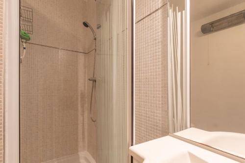 a bathroom with a shower and a sink at Appartement N°3 - Piscine Partagée in Lagorce