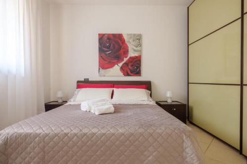 a bedroom with a bed with two towels on it at Appartamento Leo in Brindisi