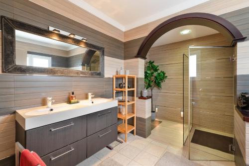 a bathroom with a sink and a shower at Villa Calima Deluxe con Piscina in Tías