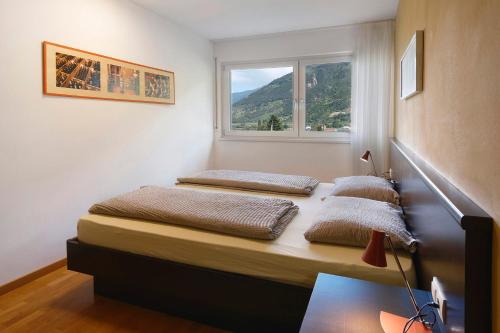 two beds in a room with a window at Marinushof in Kastelbell-Tschars