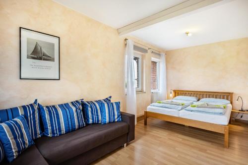 a living room with a couch and a bed at Ferienwohnung Meeresbrise in Grömitz