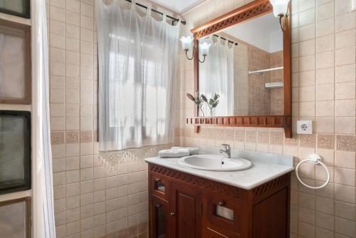 a bathroom with a sink and a mirror at Casa Ale in Cádiz